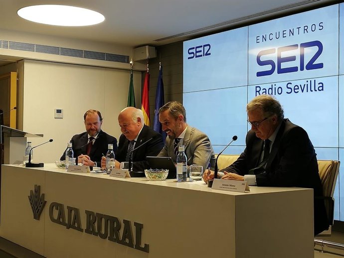 El presidente de Caja Rural del Sur, José Luis García Palacios; el consejero de Salud, Jesús Aguirre; el consejero de Hacienda, Juan Bravo; y el director de la Cadena Ser Andalucía, Antonio Yélamo, este viernes en Sevilla.