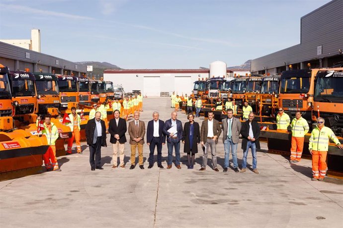 Responsables del Departamento de Cohesión Territorial con personal del Centro de Control de Estella y de la empresa concesionaria