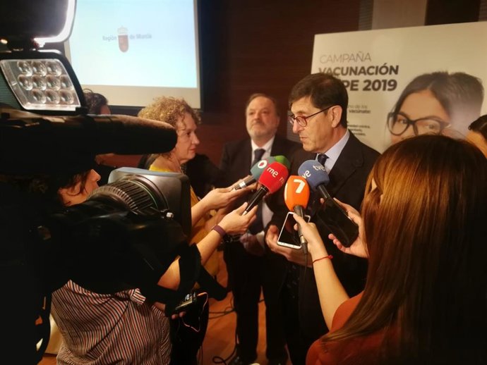 El consejero de Salud, Manuel Villegas presenta la campaña de vacunación contra la gripe