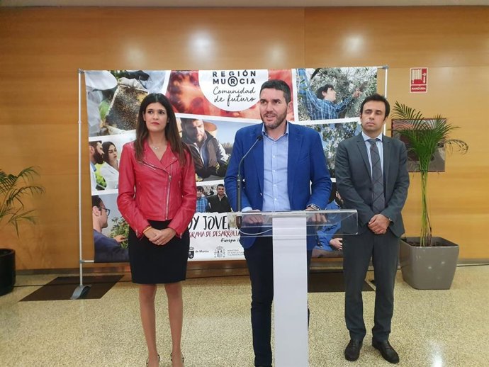 El consejero de Agua, Agricultura, Ganadería, Pesca y Medio Ambiente, Antonio Luengo, acompañado por la directora general del Mar Menor, Miriam Pérez, y el director general de Gobierno Abierto y Administración Pública, David Martínez