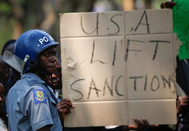 Una pancarta contra las sanciones de EEUU en la sesión de apertura del Parlamento en Harare en octubre de 2019