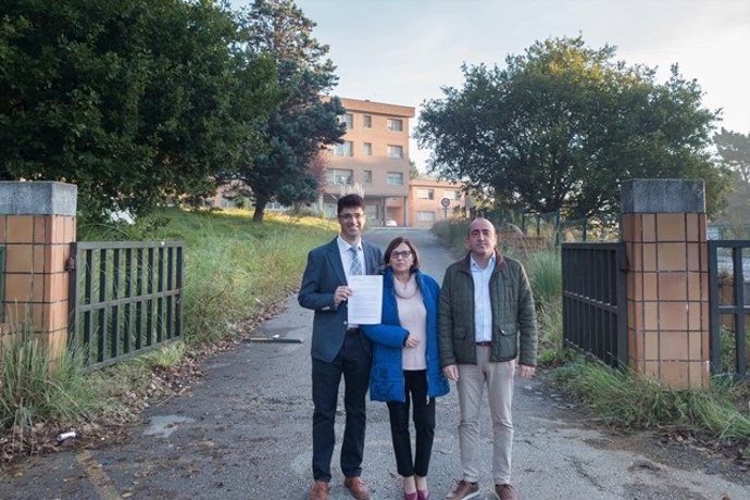 El portavoz de Cs en el Ayuntamiento de Camargo, José Manuel Vía, a la entrada de las instalaciones del antiguo psiquiátrico de Parayas