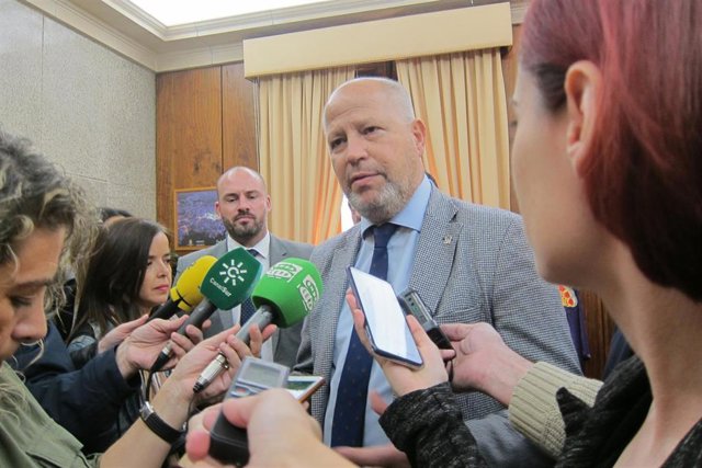 El consejero de Educación y Deportes, Javier Imbroda, atiende a los periodistas.