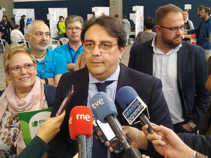 Vergeles atiende a los medios de comunicación en Mérida