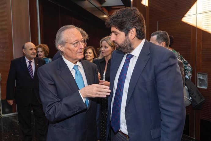 El presidente de la Comunidad, Fernando López Miras, junto al exministro Josep Piqué