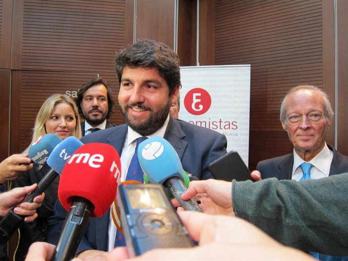 Fernando López Miras atiende a los medios acompañado por el exministro Josep Piqué