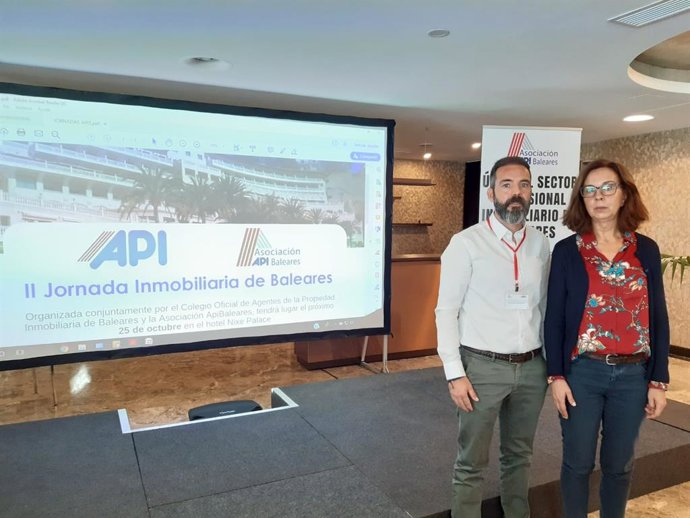 La presidenta del Collegi i Associació d'Agents de la Propietat de Balears, Natalia Bueno, al costat del vicepresident, José Miguel Artieda, en la II Jornada Immobiliria de Balears.