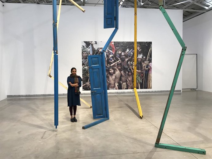 La artista Sheela Gowda en su muestra en Bombas Gens