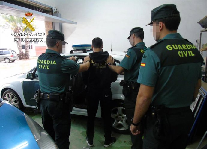 Guardia Civil detiene al presunto autor de una decena de robos en comercios de Los Alcázares