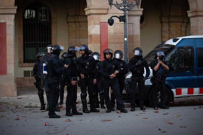 Una concentración ante el Parlament  causa altercados por lanzamiento de botes de humo y piedras a los Mossos d'Esquadra el 11 de septiembre de 2019.