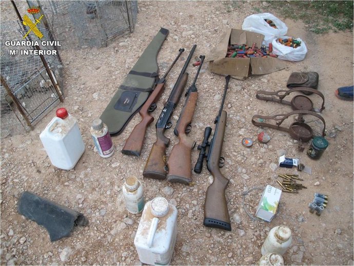 Algunas de las armas y artes de caza incautadas.