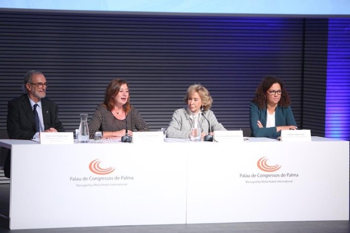 El presidente del Consell Consultiu, Antoni Diéguez; la presidenta del Govern, Francina Armengol; la presidenta del Consejo de Estado, María Teresa Fernández de la vega; y la presidenta del Consell, Catalina Cladera