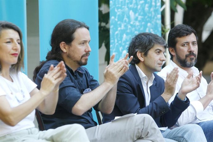 La candidata gallega de En Comun Unidas Podemos,Yolanda Diaz, el líder de Podemos, Pablo Iglesias, el alcalde de Ferrol, Jorge Suárez y el diputado de Galicia En Común, Antón Gómez-Reino, presentes en el acto de Podemos en Ferrol, Galicia