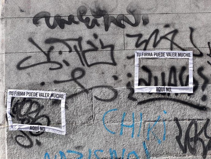 Imagen de los marcos que comerciantes y vecinos están pegando en los grafitis de la zona de Malasaña.