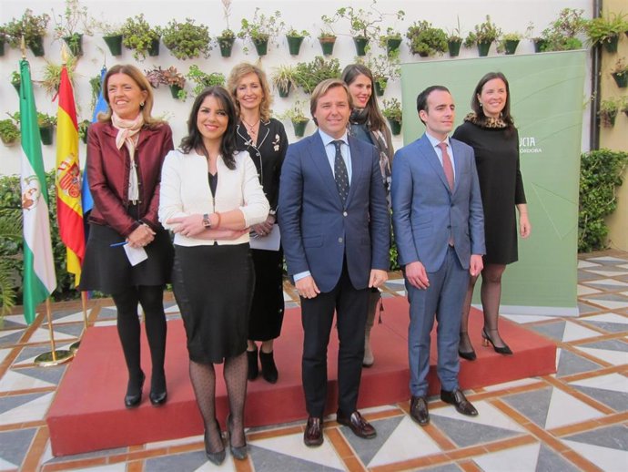 El delegado del Gobierno andaluz en Córdoba, Antonio Repullo (centro), junto a los delegados territoriales, en una foto de archivo