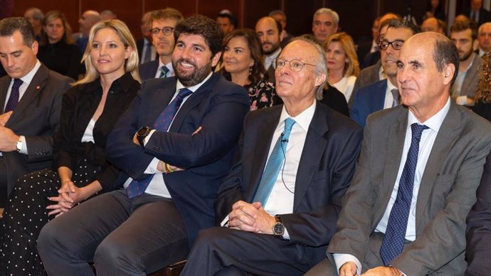 López Miras junto a Josep Piqué en el 'III Día del Economista de la Región de Murcia'