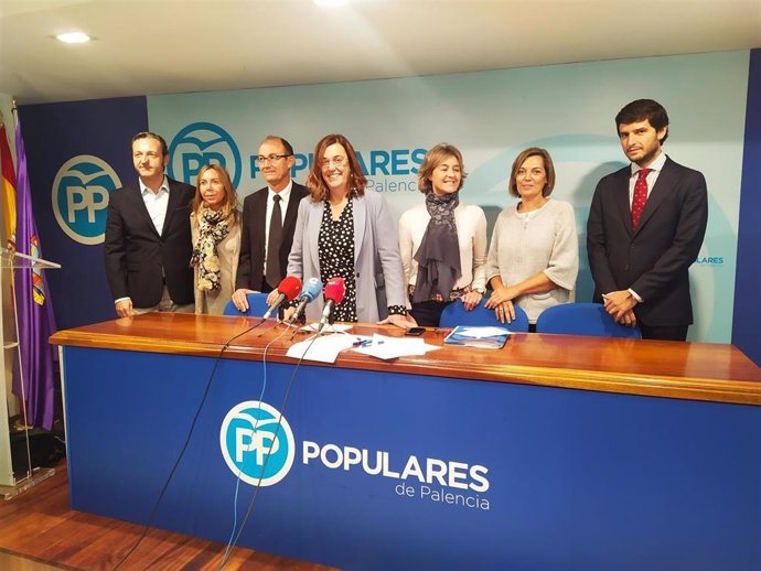 La presidenta del PP de Palencia, Ángeles Armisen (C), a su izquierda García Tejerina y junto a ellas los candidatos al Congreso y Senado.