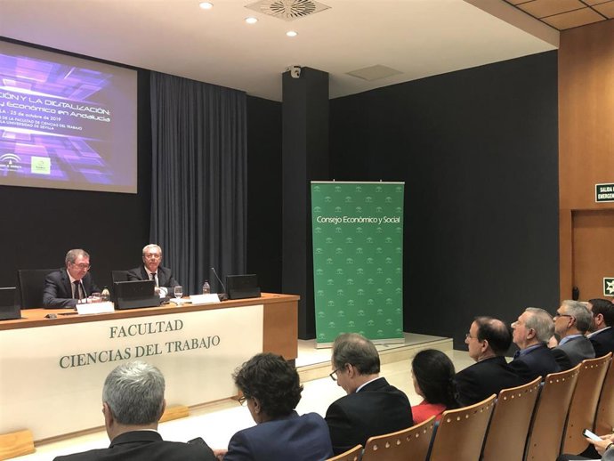 El consejero de Economía, Conocimiento, Empresas y Universidad, Rogelio Velasco, interviene en una jornada del Consejo Económico y Social en Sevilla.
