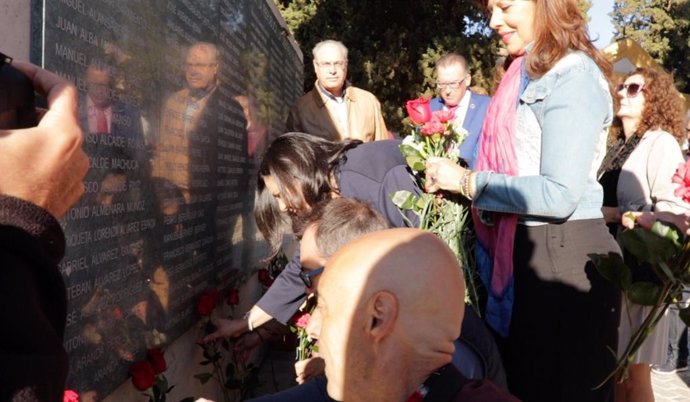 El PSOE recuerda a las víctimas del franquismo con una ofrenda floral en los Muros de la Memoria.