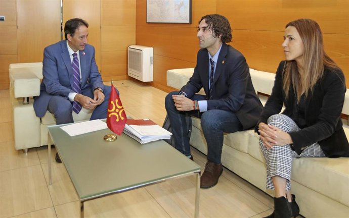 El consejero de Obras Públicas, Ordenación del Territorio y Urbanismo, José Luis Gochicoa, recibe al alcalde de El Astillero, Javier Fernández Soberón