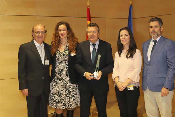 El alcalde de La Rinconada, Javier Fernández, recoge el premio que reconoce al municipio por su estrategia de desarrollo económico y empleo