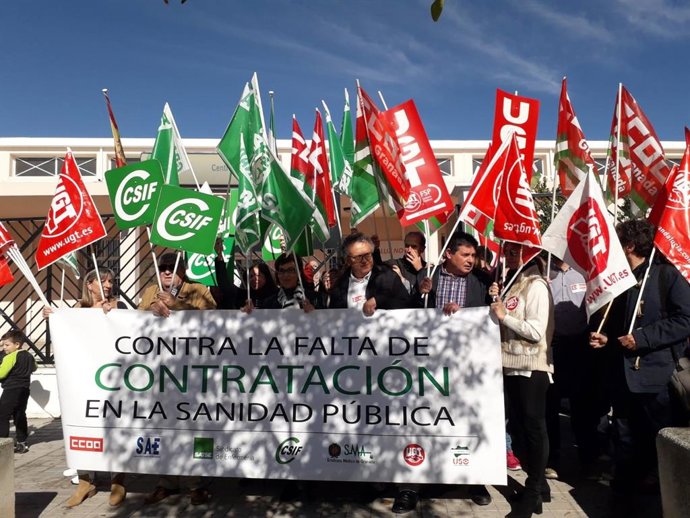 Concentración sindical en el centro de salud de Cartuja-Almanjayar