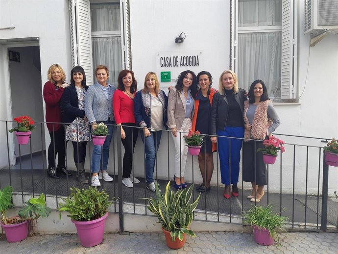 La consejera de Igualdad, Rocío Ruiz, y la eurodiputada Chrysoula Zacharopoulou, ambas en el centro de la imagen, durante una visita este viernes a una casa de acogida.