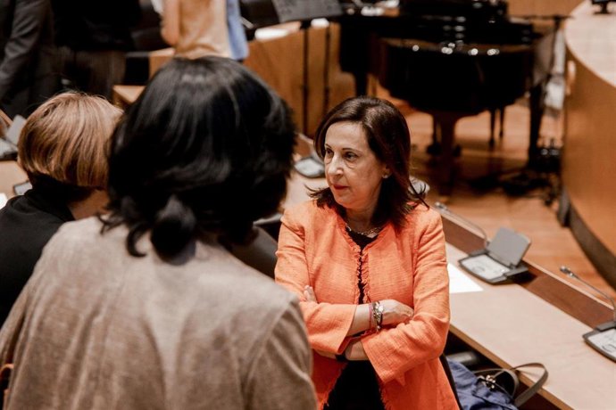 La ministra de Defensa en funciones, Margarita Robles, charla a su llegada a la presentación de la Fundación Carme Chacón en la sala Ernest Lluch en el Congreso de los Diputados en Madrid, a 1 de octubre de 2019.