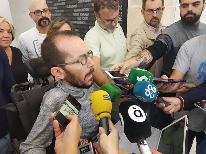 Pablo Echenique atiende a los medios este viernes en Alicante.