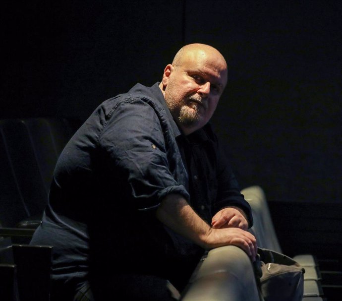 El cineasta Álex Proyas, antes de comenzar su entrevista en la sala Berlanga, en Madrid, a 23 de octubre de 2019.