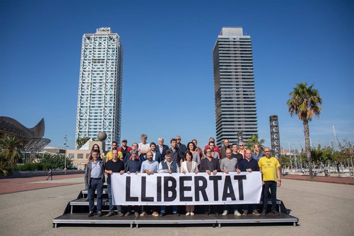 Representants de les entitats adherides a la manifestació del dissabte 25 d'octubre contra la sentncia de el 1-O
