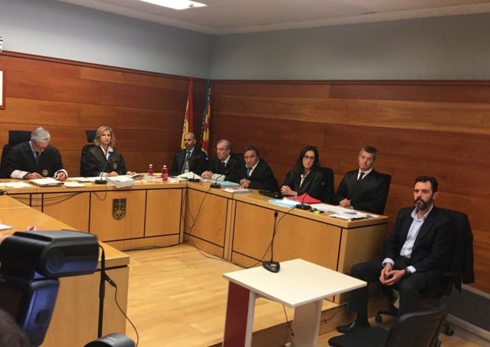 Miguel López, en el banquillo de los acusados