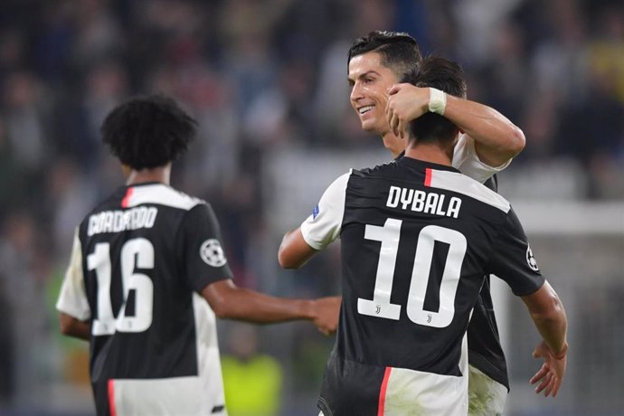 Cristiano Ronaldo felicita a Paulo Dybala por uno de sus goles en el Juventus-Lokomotiv de la Liga de Campeones 2019-2020
