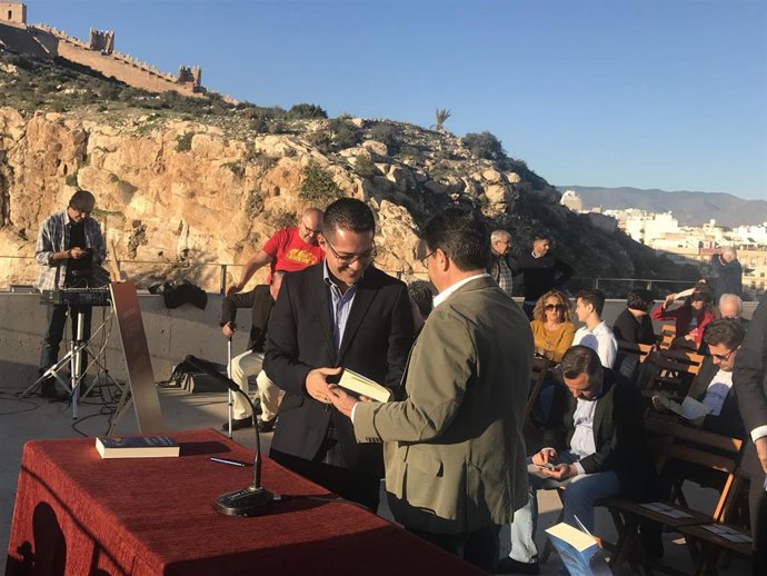 El autor Alberto Cerezuela en la presentación de su novela 'El Refugio de los Invisibles'