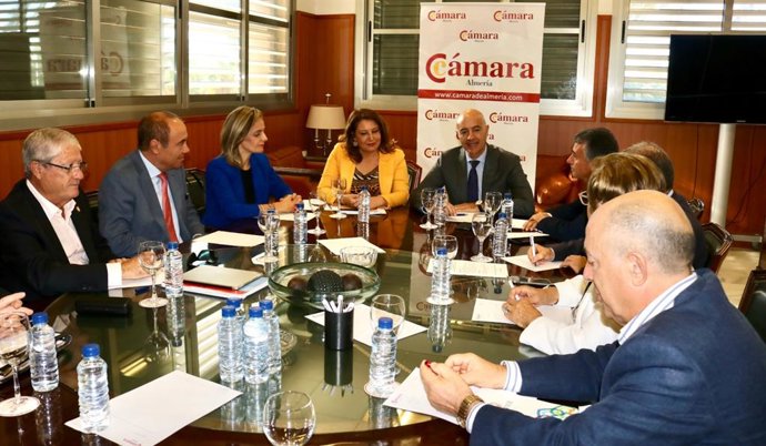 Crespo en su reunión con representantes de la Cámara de Comercio