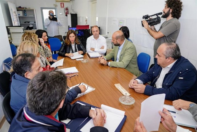 Reunión de la alcaldesa Ana Belén Castejón con los vecinos de Los Urrutias para hablar sobre las ayudas por las inundaciones
