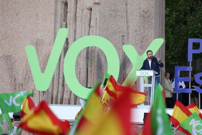 El presidente de Vox, Santiago Abascal, en el cierre de campaña de Vox en la Plaza de Colón en Madrid