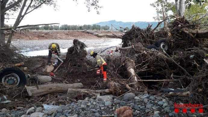 Bombers de la Generalitat en las tareas de búsqueda en el cauce del río Francolí, en una imagen de archivo.