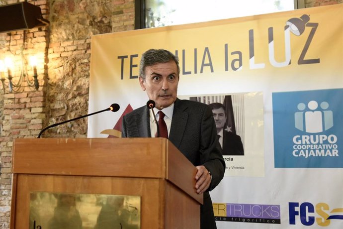 El candidato socialista al Congreso de los Diputados Pedro Saura, participa en una tertulia