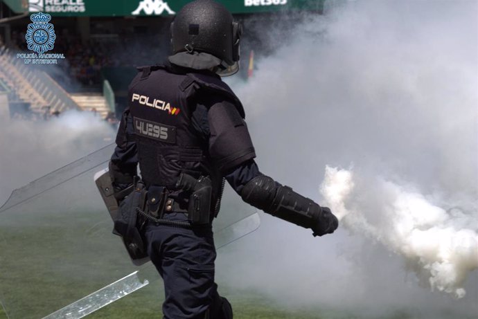 Exhibición de unidades especiales de la Policía Nacional en el estadio Benito Villamarín