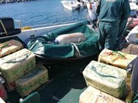 Interceptados en la macrooperación 29 fardos de hachís arrojados en aguas de Ceuta por una lancha que se dio a la fuga