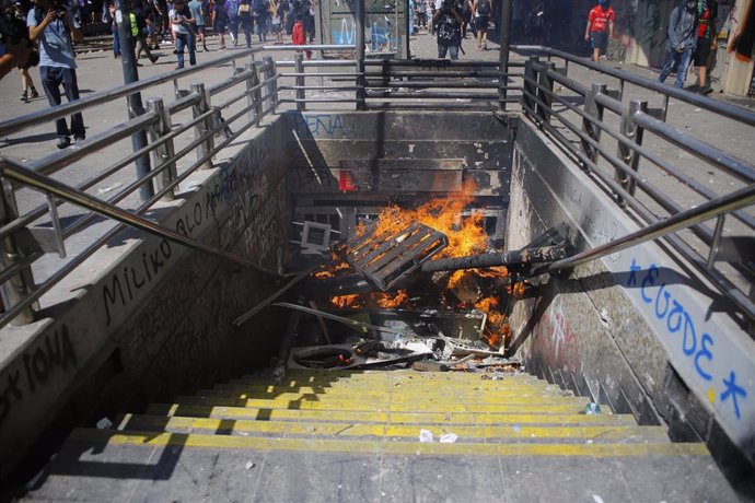 Incendio en la entrada a la estacion de metro Baquedano