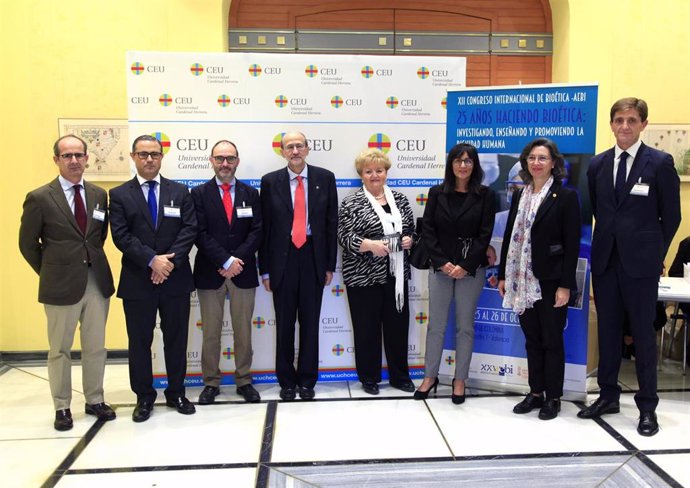 La directiva de la AEBI junto a los ponentes del XII Congreso Internacional de la Asociación Española de Bioética y Ética Médica, esta mañana en el Palacio de Colomina-CEU.