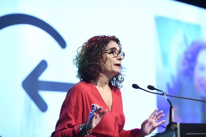 La ministra de Hacienda en funciones, María Jesús Montero durante su intervención en la clausura el `I ClosinGap Equality Summit en la sede de Vodafone en Madrid, a 17 de octubre de 2019.