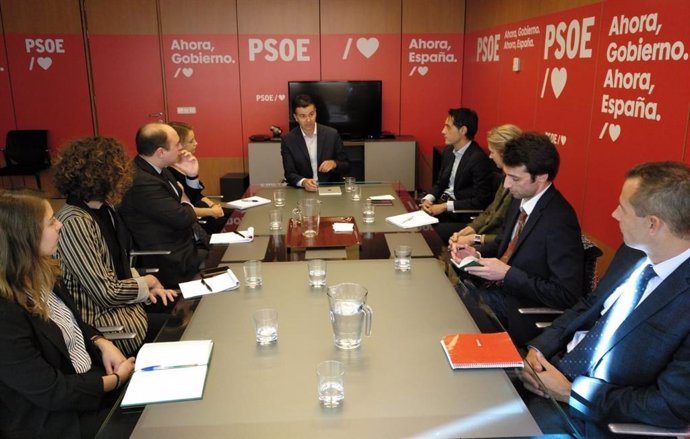 El secretari de Relacions internacionals del PSOE, Héctor Gómez, amb representants d'Ambaixades.