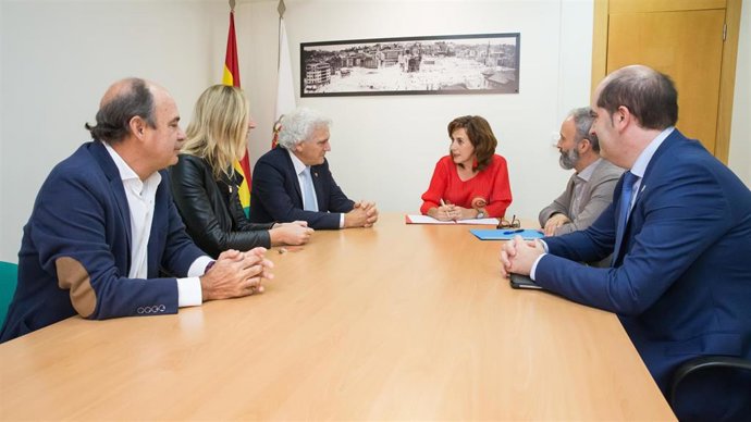 Reunión entre la consejera de Empleo y Políticas Sociales del Gobierno de Cantabria, Ana Belén Álvarez, y el presidente de la Asociación de Empresarios de Hostelería de Cantabria, Ángel Cuevas