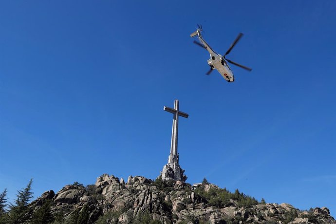 L'helicpter que trasllada les restes mortals de Francisco Franco.