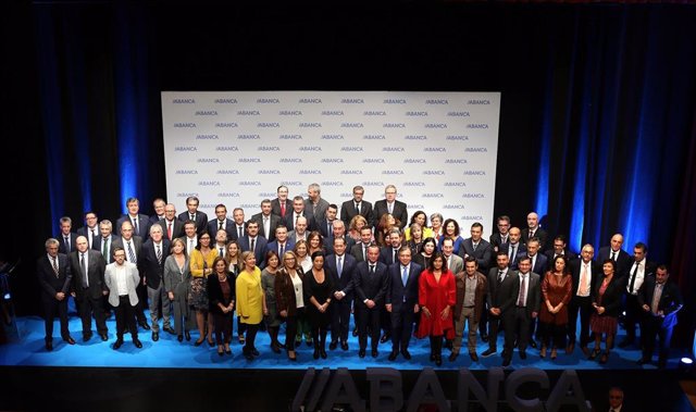 Abanca reconoce la trayectoria de 89 profesionales de Vigo que cumplen más de 25 años de trabajo en la entidad