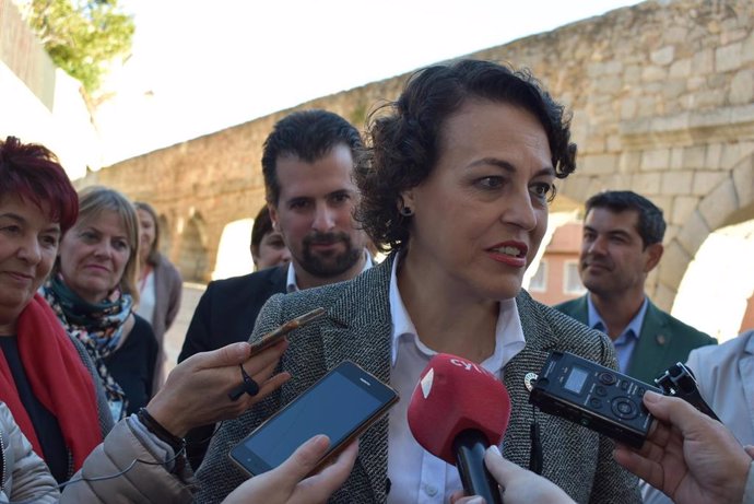 La ministra Magdalena Valerio atiende a los medios en Segovia.