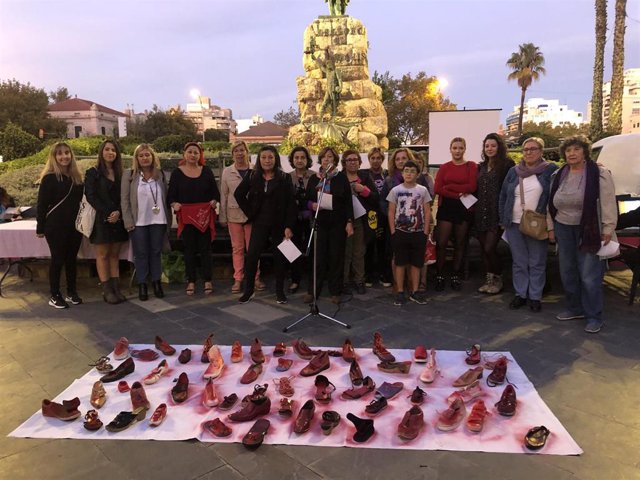 Asistentes a la concentración 'Ens Volem Vives', del colectivo Feministes en Acció